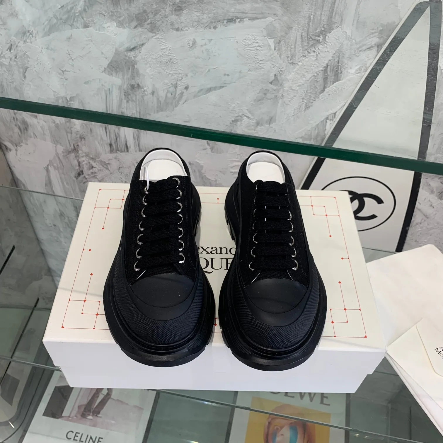 👟👟Ex-factory price 500👟👟 Mc Queen is in stock all year round [Rose] McQueen [Rose] dad shoes [Rose] ss early spring first release‼ ️‼ ️The latest Milan Fashion Week T-stage catwalk model, the unique and personalized design is very classy on the feet, and the round toe design allows the toes to be completely released. I spent a lot of money to buy multiple pairs of the originals and dismantled them and made replicas. Many celebrities such as Guli Nazha, Wu Lei, and Internet celebrity bloggers have endorsed Xiaohongshu’s popular products, and the products are sold out at the counters! Fabric: Imported pure cotton fabric Lining: Imported silk sheepskin Feet: Imported silk sheepskin Size: Women's 35-40. Packaging: original full set of packaging, outsole: increased by 5 cm, original outsole